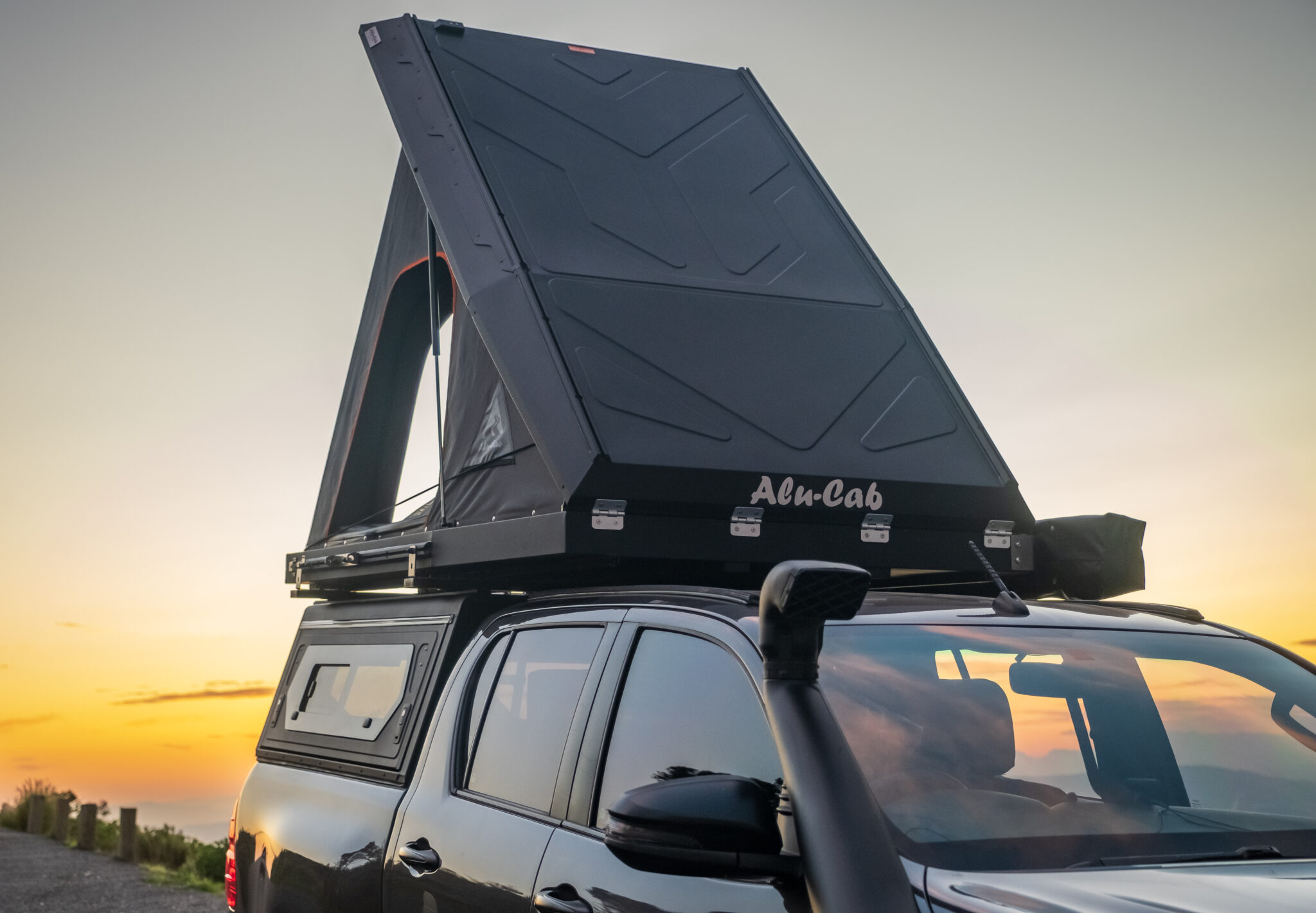 alu-cab-gen-3r-expedition-rooftop-tent-wild-roaming